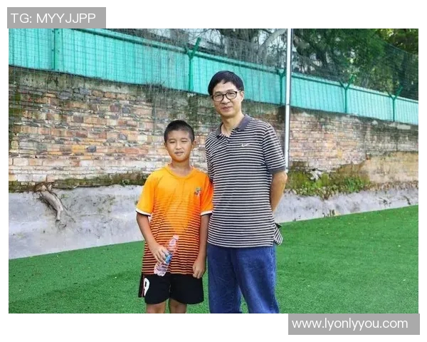 深入球场背后足球明星的成长故事与心路历程全揭秘